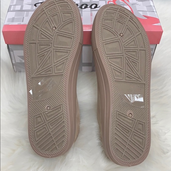 New in box sneakers - Picture 4 of 7